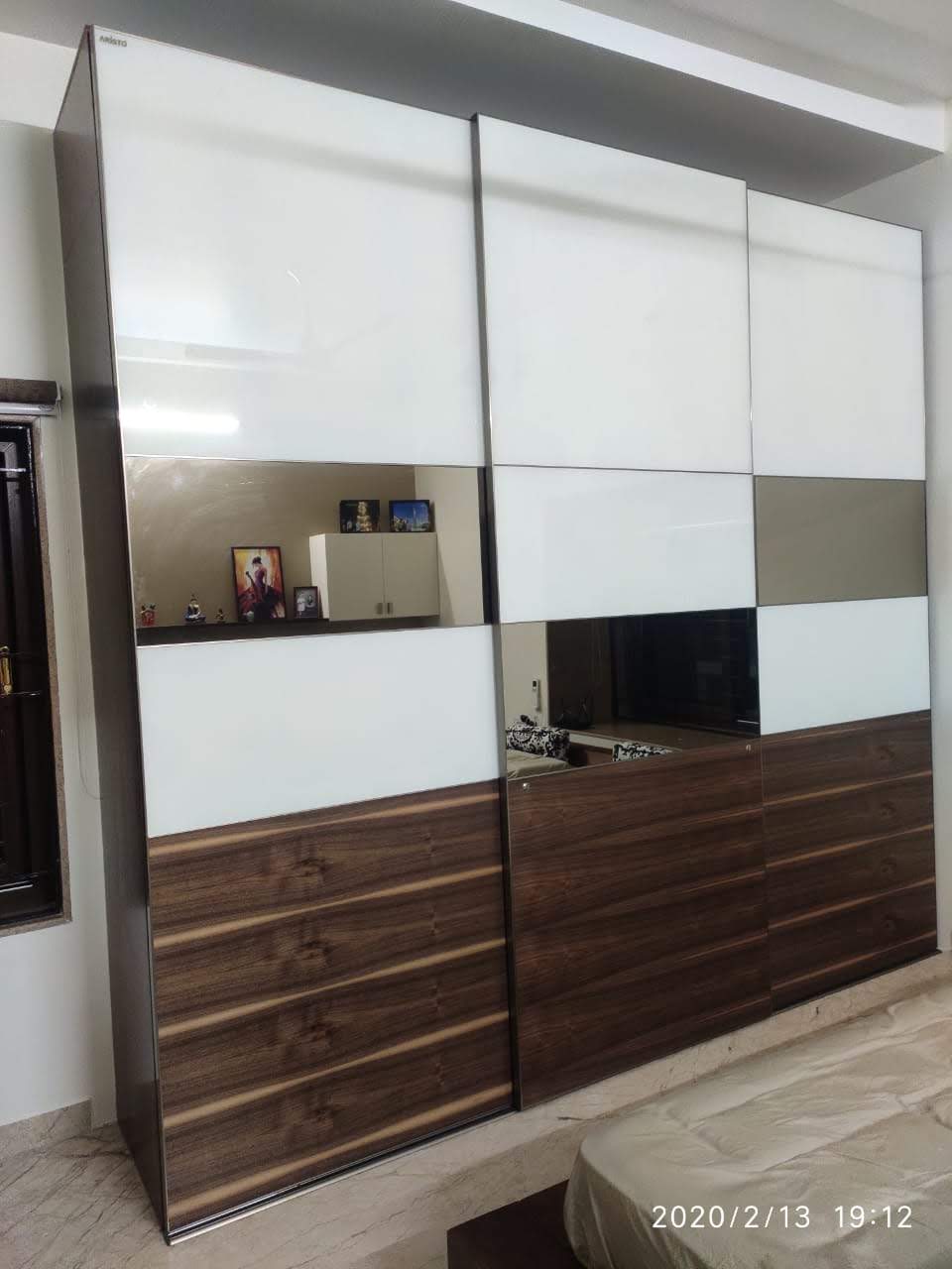 beautiful-designs-for-lacquer-glass-wardrobes-in-gurgaon-gurgaon-largest-dealers-and-manufacturers-in-gurgaon-india